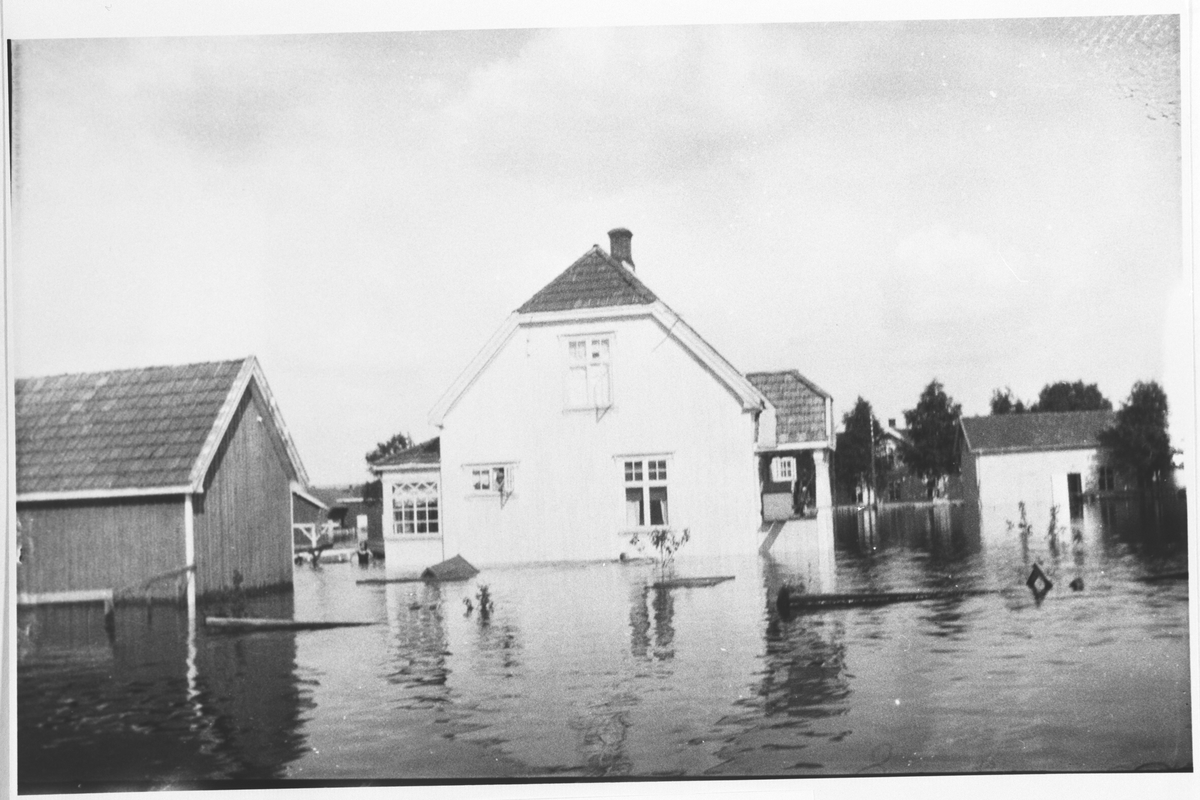 Hus omgitt av vann.
