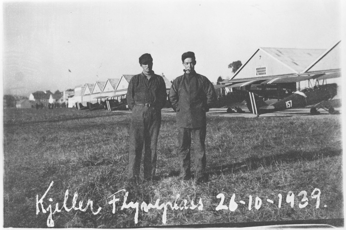 Nøytralitetsvakt på Kjeller 1939. Fly oppstilt foran hangarene.