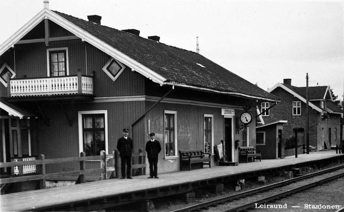 Leirsund Stasjon 1938
Postkort. Stasjonsmester og betjent? står på perongen