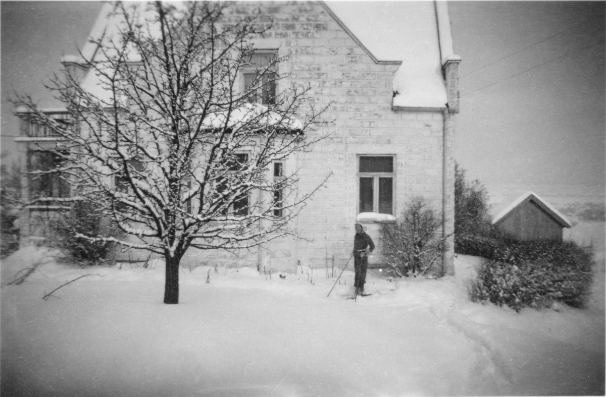 Ingegerd Bingen foran sør-vegg på bolig i Gml. Strømsvei 74.
Ca. 1941