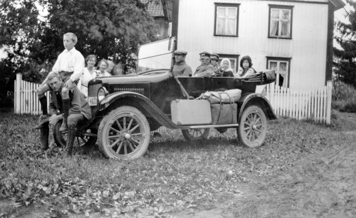 Familien Melby samlet i sin "Oldsmobil" klar til hjemreise.