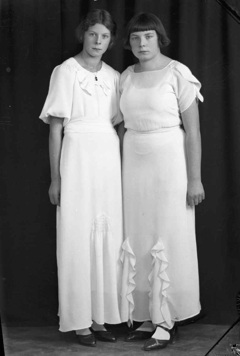 Høsten 1934. Konfirmasjonen til Mari Ljødal. Til høyre står søsteren Thorbjørg Ljødal.