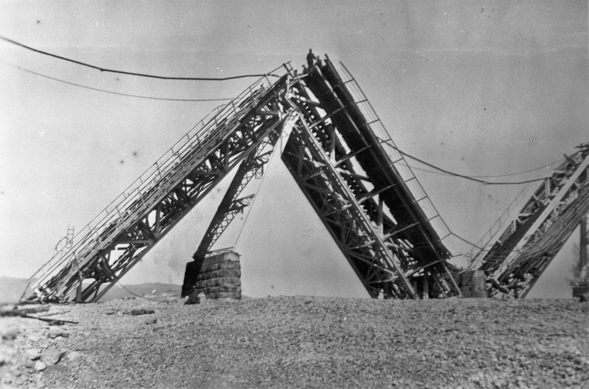 Provisorisk bro ved Minnesund april - mai 1940, etter den tyske invasjonen.