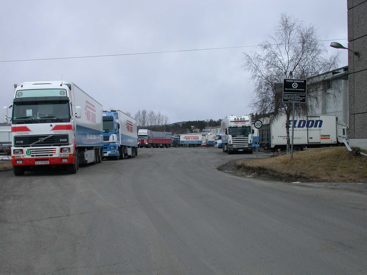 Lastebiler parkert ved NorCargos anlegg.
Fotovinkel: SV