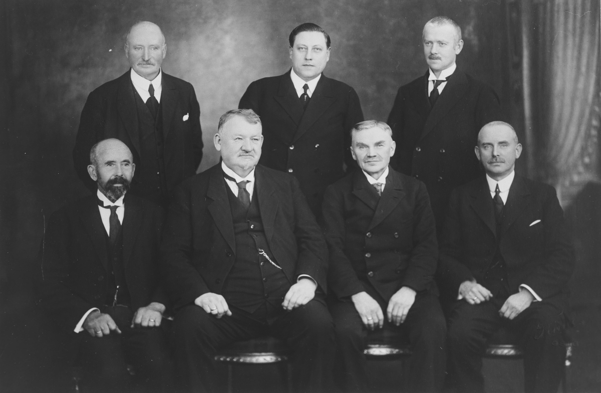 Direksjonen i Urskog-Hølandsbanen i 1930. Bak f.v.: Kristian  Tønsberg, Sven Holmsen Eigil Prydz. Foran f.v.: A. Ødegård, Christian Haneborg, H.E. Tønsberg og Torleif Mørk.