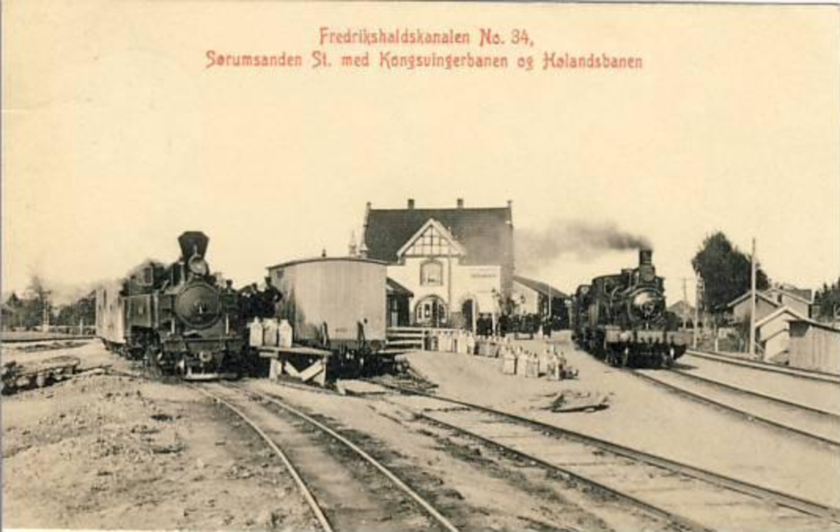 Smalsporet og normalsporet tog på Sørumsand stasjon. Postkort nr. 34 utgitt av M. Olsens papirhandel i Fredrikshald (Halden). 
Meget lav bildekvalitet.