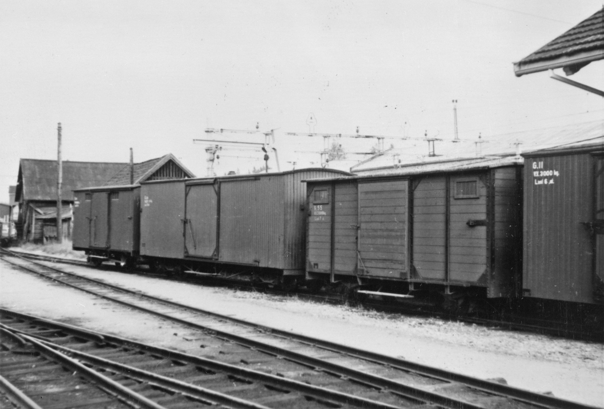 Hensatte godsvogner ved godshuset Sørumsand stasjon.