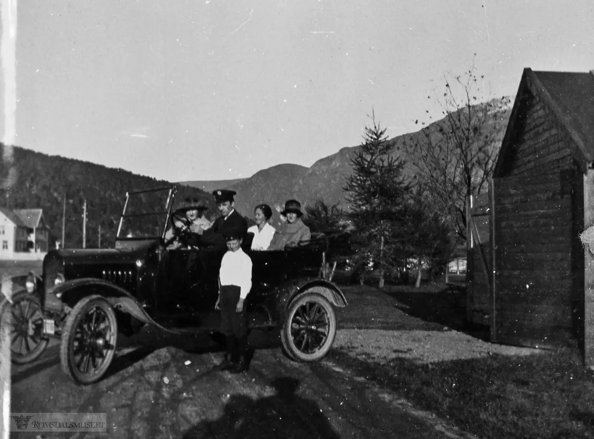 T-Ford, ca 1925-modell. .Huset i bakgrunnen til venstre tilhører Emil Lervold..