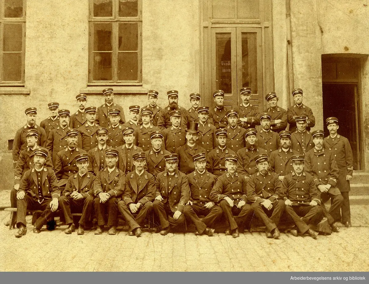 Budkorpset ved Kristiania postkontor,.1886..Helt til høyre i bakerste rekke står Hans Doxrud, som var Kristiania Postforenings første formann.