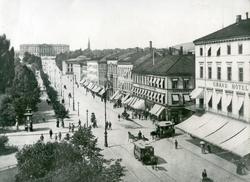 Karl Johans gate med Grand Hotel til høyre, .ca. 1890
