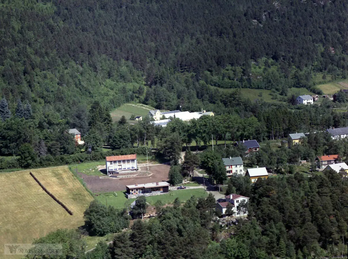 Bjørsetallen, Fylkesmannsboligen midt på bildet, foran ligger huset til doktor Sandvik, bak ligger Glomstua.Bjørsetalleen. Fylkesmannboligen. Hoem, Angel