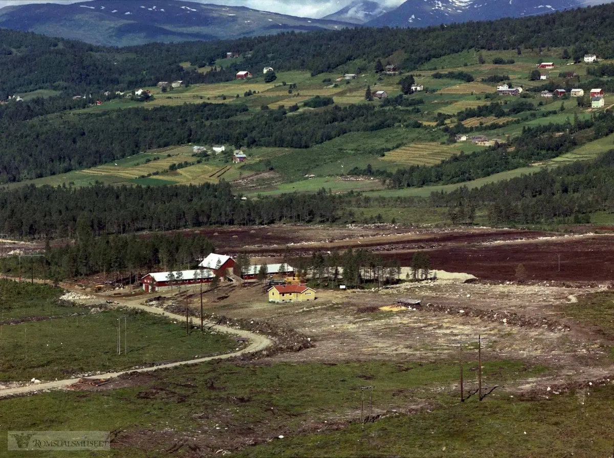 Istad, Langhol. Røe, Jon. Med Istad i bakgrunnen Romsdalsmuseet