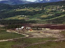 Istad, Langhol. Røe, Jon. Med Istad i bakgrunnen-