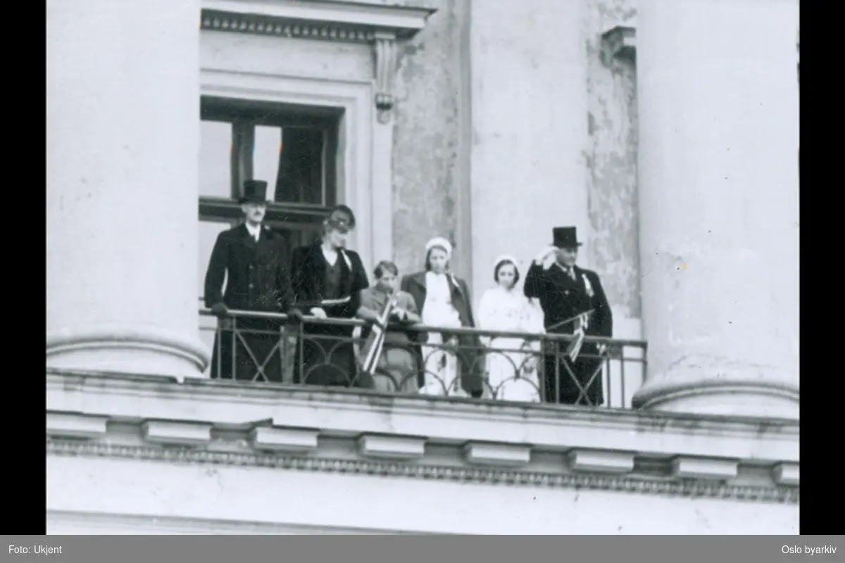 Kongefamilien på Slottsbalkongen 17. mai 1946. Kong Haakon VII, Kronprinsesse Märtha, Prins Harald, Prinsesse Ragnhild, Prinsesse Astrid og Kronprins Olav.