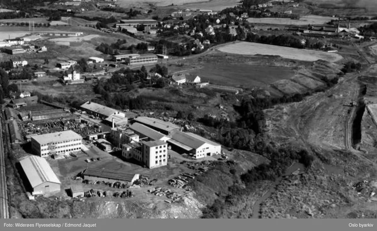 Kjemisk fabrikk, Alnaelva, tønner, Alna teglverk, Nedre Breivoll (Flyfoto)