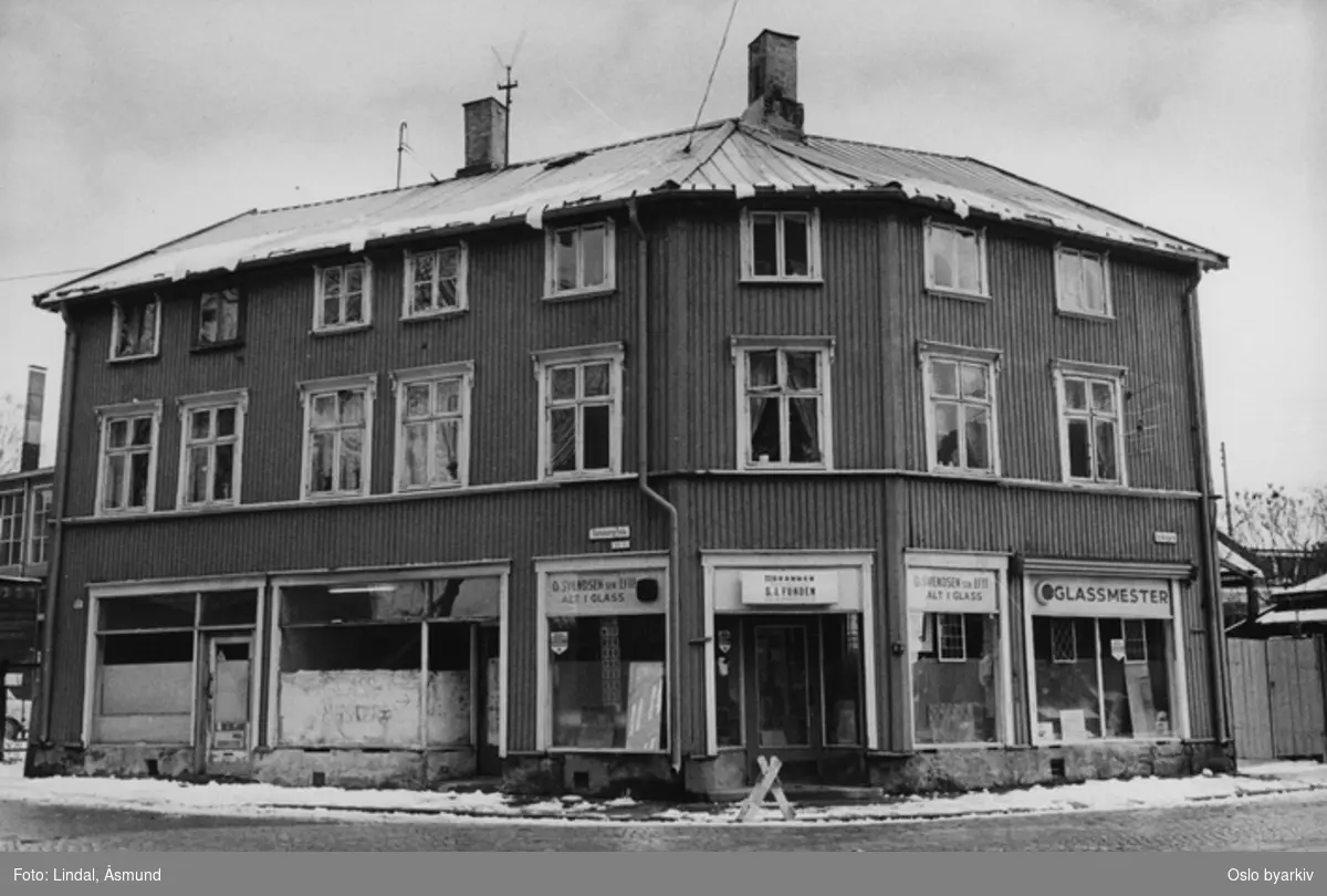 Tregård på hjørnet av Gøteborggata og Verksgata. O. Svendsen Glassmester i første etasje. Fotografiet er fra prosjektet og boka ''Oslo-bilder. En fotografisk dokumentasjon av bo og leveforhold i 1981 - 82''. Kontakt Samfoto ved ev. bestilling av kopier.