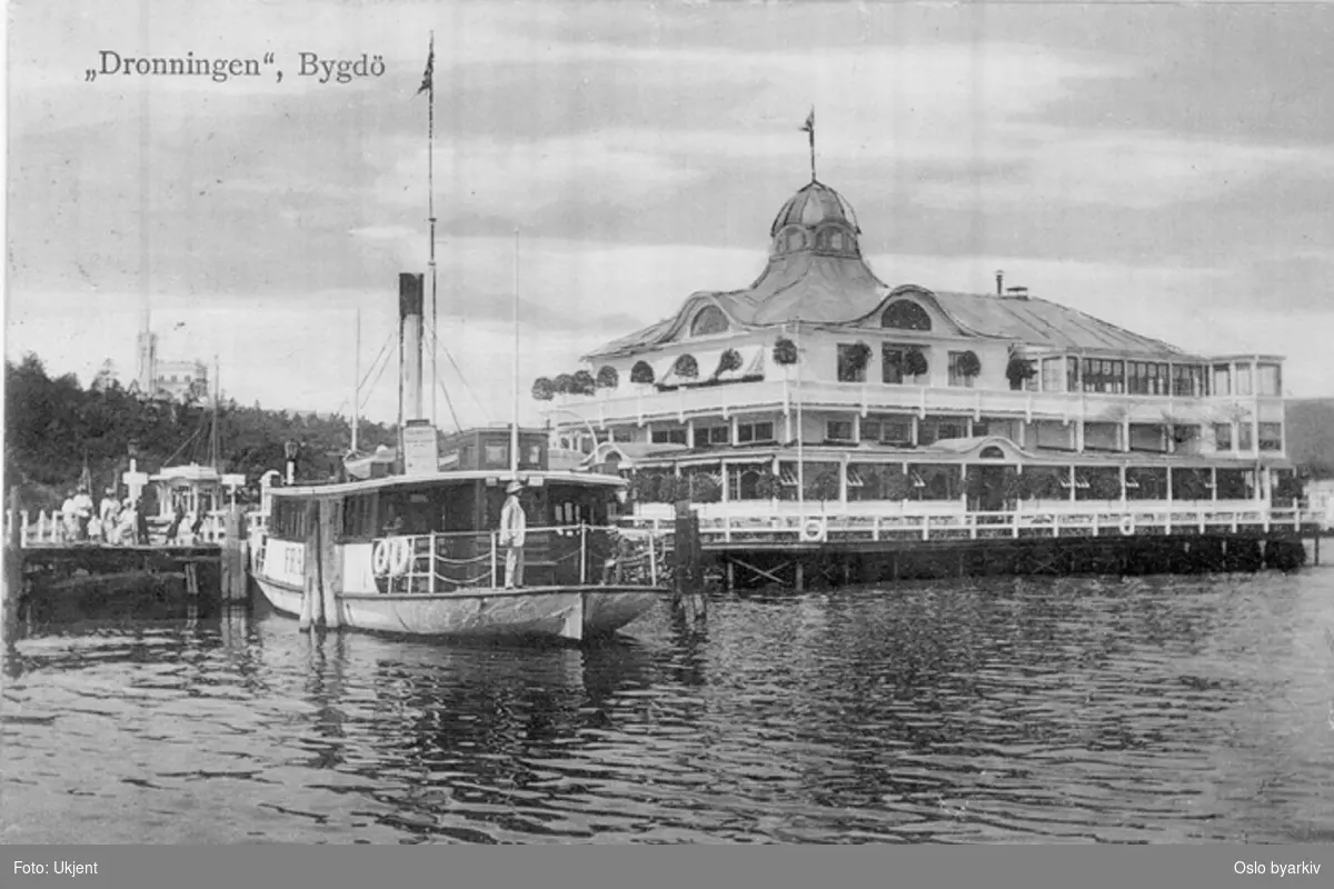 Restaurantbygningen Dronningen fra 1902 (jugendstil, brant ned 1929, ny bygning i funkis fra 1932), Framnesferge, passasjerbåt ved kai. Postkort.