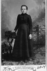 Portrett. Tea Marie Lervoll f.03.09.1887 12 år gammel. Tea v