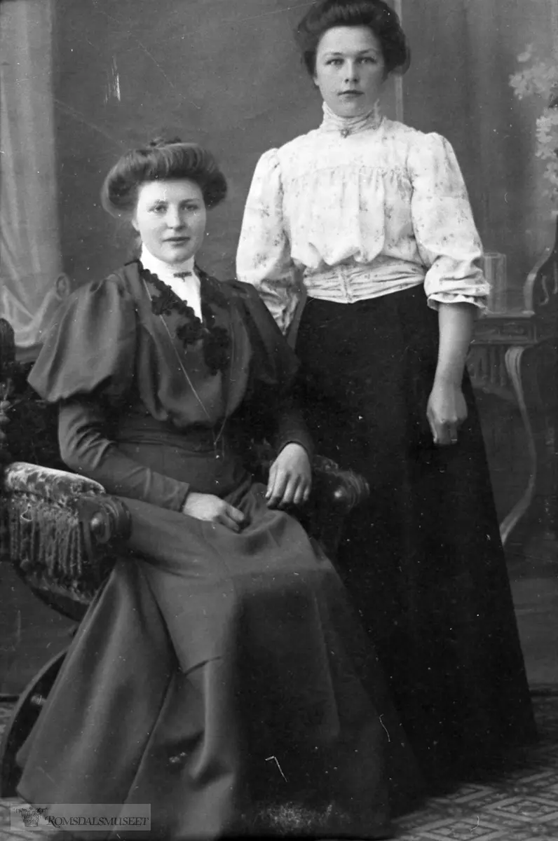 Portrett. Sofie Hansdatter Bugge f.1889, og Elen Anna Tjelle f.1889. Elen Anna var forlåva med bror til Sofie.....ADRESSE: Nesset       Bugge        Bugge........