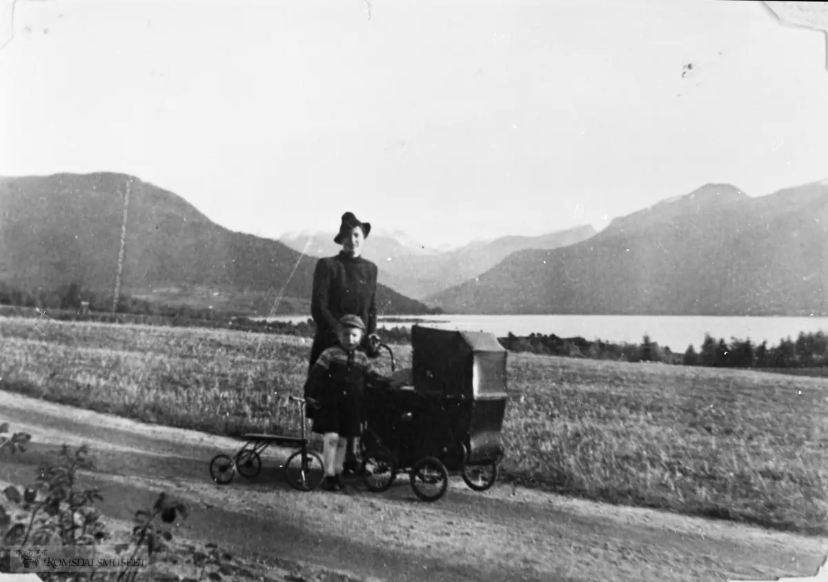 Anne Angvik på trilletur med datidens barnevogn.