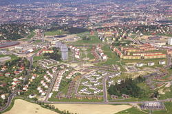 Plogveien, og Allèen til Abildsø gård i front. Fra venstre, 