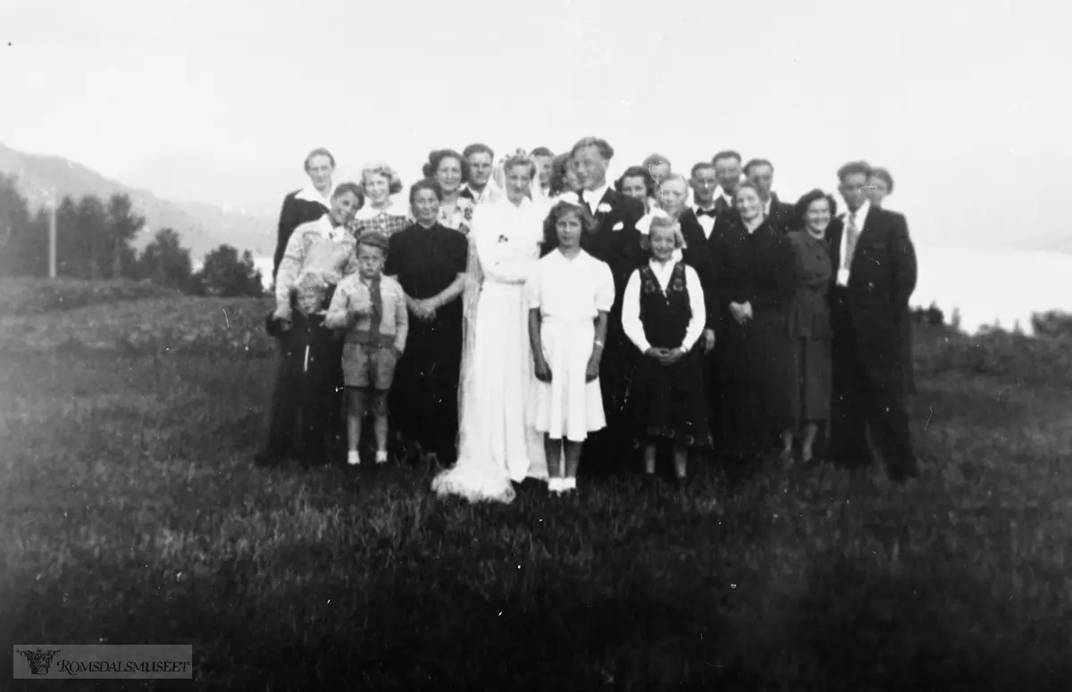 Fra bryllupet til Aslaug Rausandhaug og Torvald Gjestad. Aslaug var den eneste av de som vaks opp i Rausandhaugen som holt bryllup på heimgarden.