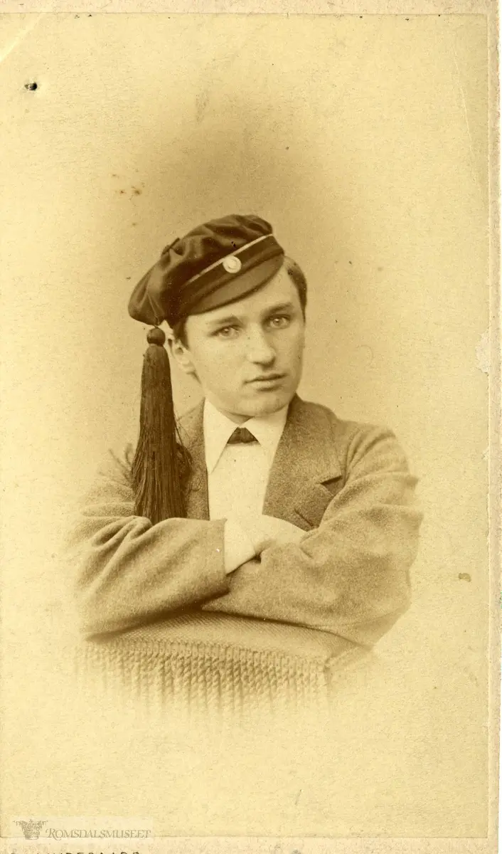 sønn av Nicolay Peter Dahl og hustru Louise Johanne.Gørvell. Faren hadde i 1850 grunnlagt firma N. P. Dahl, som utviklet seg til å bli byens største forretning innen fiskeribransjen..Bastian Dahl døde 26. februar 1895, etter at han 8 dager forut var blitt rammet av et slag ved sitt arbeidsbord i Riksarkivet.