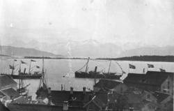To skip fortøyd til tønnene på Moldefjorden..Ensangernes bes