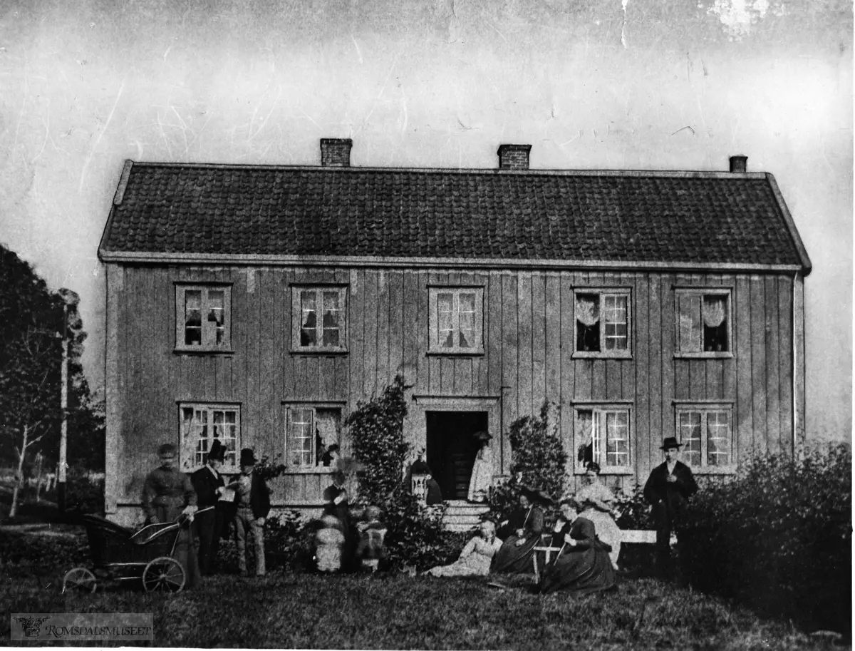 Molde`s første rådhus og fengsel. Huset er sett fra vest. I andre høgda til høyre (mot vest) var solemdalssalen. Til venstre (mot nord) var snekkerverkstedet. .Rådstua med arresten ble flyttet til denne tomten øst for kirka i 1861. Rådstua ble bygd i 1748-1750 og ombygd fra 1820-1822. Den ble solgt til Ole Solemdal i 1866.