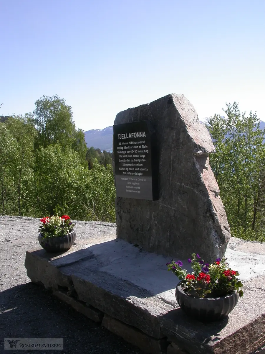 Tjellafonna, minnesmerke fra 2006.
