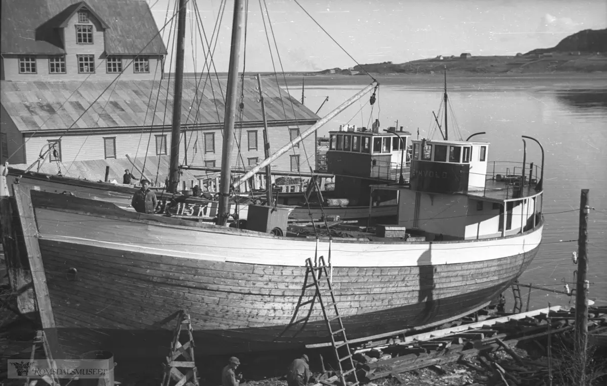 Båten Leikvold til høyre..SF.113.K til venstre..(Filmbeholder datomerket Okt 1942)