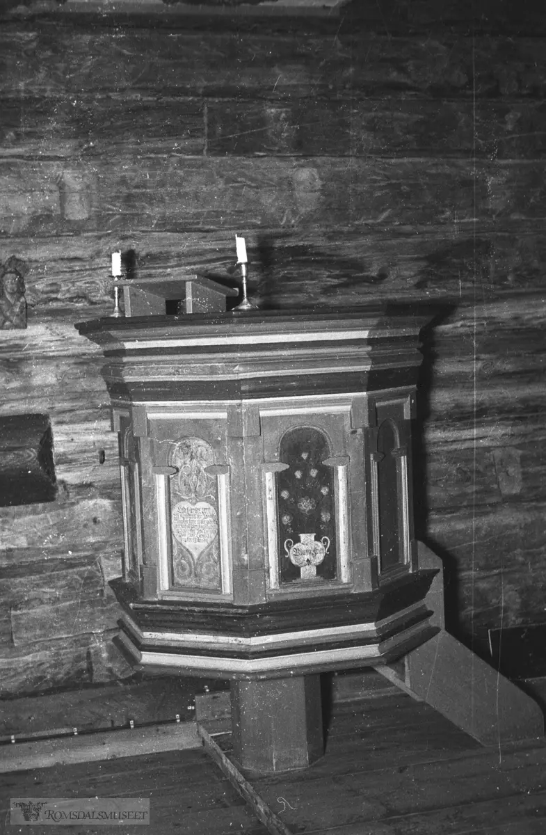 Prekestolen fra gamle Vistdal kirke fra 1665 i Romsdalsmuseets kapell..(Se Vistdal kyrkje 125 år)