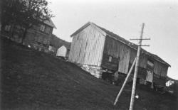 Groven gård, Gammel løe i Groven på Kleive. To fjøsdører.(Bi