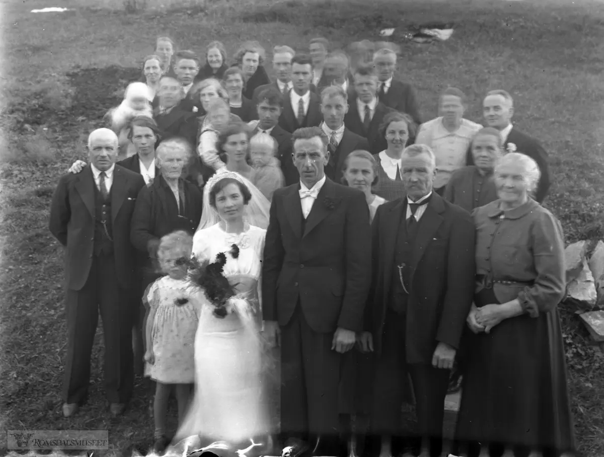 Bryllup på Øverbøen (Nakken) 08.10.1938: .Ingeborg Tobiasdatter Nakken f.1909 d.1941 og Lars T. Ulleland (Ullelandsmyran) f.02.07.1902 d.1984.
