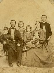 Familien Steen.Bødtkermester Ole A Steen og frue Kristine Kr