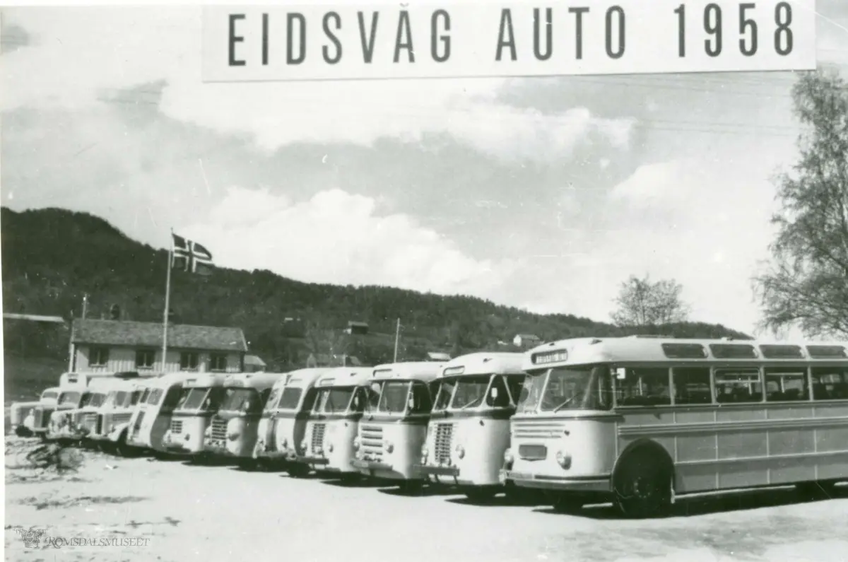 Eidsvåg Auto 1958..Torstein Alstad (1908-1980) begynte å kjøre lastebil i 1928. I 1932 startet han buss- og godsruter Eidsøra-Molde, seinere forlenget til Øksendal, og i 1948 til Sunndalsøra da veien over Svinberget ble åpnet. Eidsvåg Auto fikk dermed ruter Molde-Eidsvåg-Sunndalsøra. Selskapet kunne markere 30 års jubileum i 1958. Dette bildet viser antakelig vognparken ved jubileet, og bildet er antakelig tatt i Eidsvågen..I 1963 ble selskapet slått sammen med Eira Auto og nytt navn ble Eira-Eidsvåg Billag (EEB). I 1982 ble EEB fusjonert med Kristiansund-Oppdal Auto (KOA) og nytt navn ble KOA-EEB, Trollheimen Trafikk fra 1984, og Mørelinjen fra 1988. .(fra Oddbjørn Skjørsæter sine samlinger i Romsdalsarkivet)