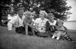 (A012)."tatt hos Hukkelberg" "Ole Hukkelberg med familie".