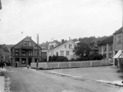 Storgata sett vestover..Gateparti vestover mot Aandahlgården