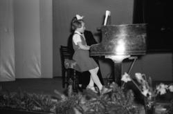 "Våren 1955"..Elev-aften i pianolære fra Ågot Thue i utstill