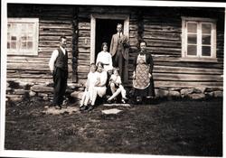 Gruppe, fire kvinner, to menn, to barn. Dress, vest, jakke, 