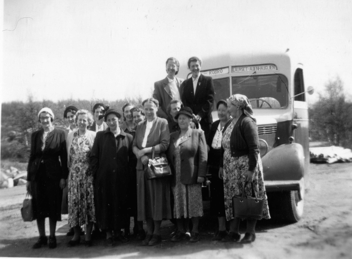Busstur med bussen til Ola Rese. Bedford 1946-53 modell.
1.rekkje frå v.Kari Fossebakken,Hanna Håvelmoen Jegleim,Dordei Grov Stensgård,Ingebjørg Svello Slåtto,Dordei Breibrenna Perigarden
