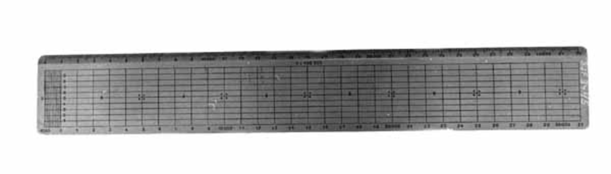 Linjalen har transversal målestokk. På den ene siden er det skala for målinger 1:25. 000 og på den andre skala for 1:100. 000
