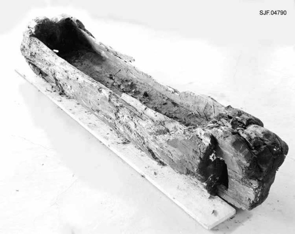 Gjenstanden ble funnet ved grøftegraving i desember 1974. 
Trestammen er ca. 2500 år gammel. (C - 14 datering)

