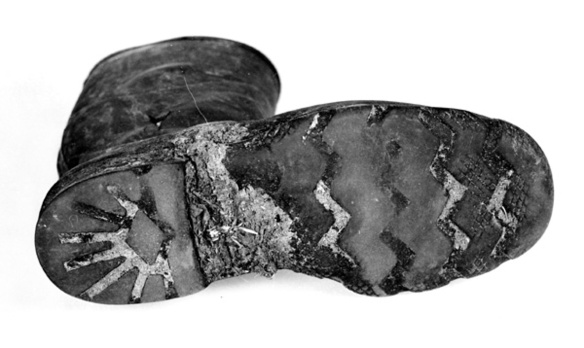 Støvlene er fra hvert sitt par. Spesielt den venstre er hullet og lappet. Den høyre er merket "Trygg". Brukt av giverens mann, Halvor Bratteggen (1900-77) som drev som kjører og fløter. 