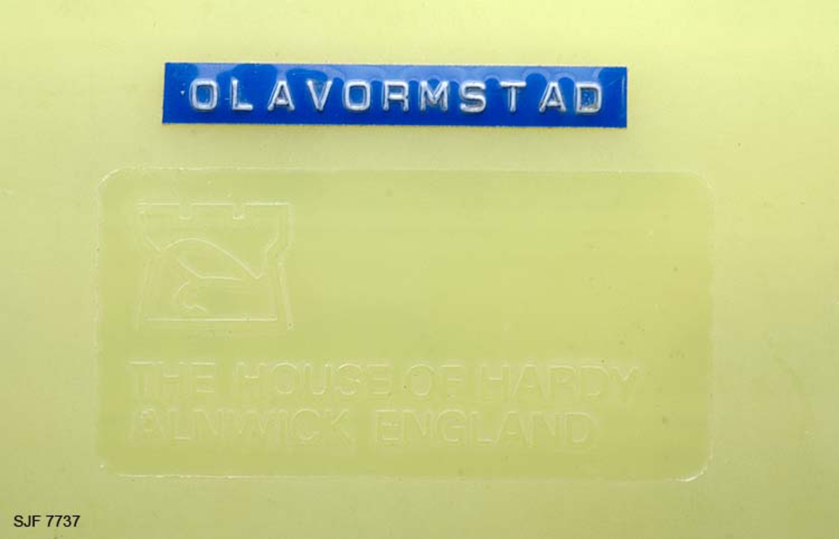Tilstand: I forbindelse med omfototgrafering høsten 2002, oppdaget OT Ljøstad at enkelte av fluene i denne esken var totalt ødelagt av møllangrep.  Problemet må ses i sammenheng med at materialet har vært oppbevart i magasin C, der temperaturforholdene har passet møllen godt.  Fluene vil nå bli reingjort og flyttet til kjølerommet. 

Boksen inneholder ialt 76 fluer alle ant. tørrfluer. 2 stk har ekstra lange bein ant. navn: Daddy long legg. Tørrfluene virker på den måten at de flyter oppå vannet. Giveren har skrevet ei bok som heter "Isfiske" sammen med Knut Rom, boka ble utgitt i 1972. Giverens far var en ivrig sportsfisker og er gitt tittelen "Den fullendte sportsfisker". 