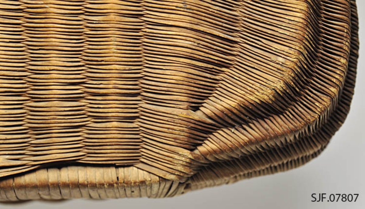 Fiskekurv er en flettet kurv med skulderrem til å bære fisken i, den mangler lokket. Kurven er ant. flettet av piltre (Salix). Skulderremene er laget delvis av strie og av lær. Fordelene ved å bruke kurv er at fisken ligger luftigere og mindre klemt enn i en pose eller veske. 
