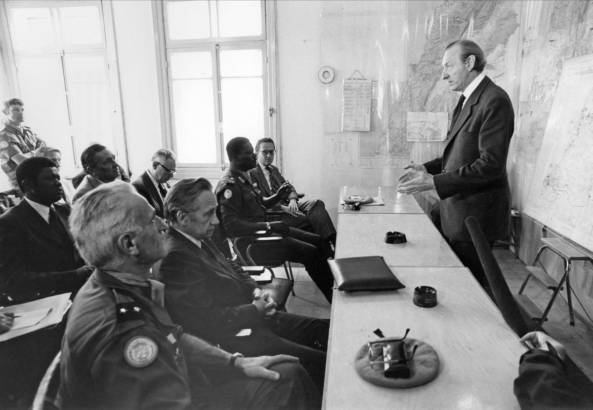 FNs generalsekretær Kurt Waldheim i møte med UNIFILs ledelse, 18. april 1978. 1. rad fra venstre: NK (DFC) UNIFIL, fransk brigader CUQ, FNs visegeneralsekretær Brian Urquart og styrkesjefen, generalmajor Erskine.
