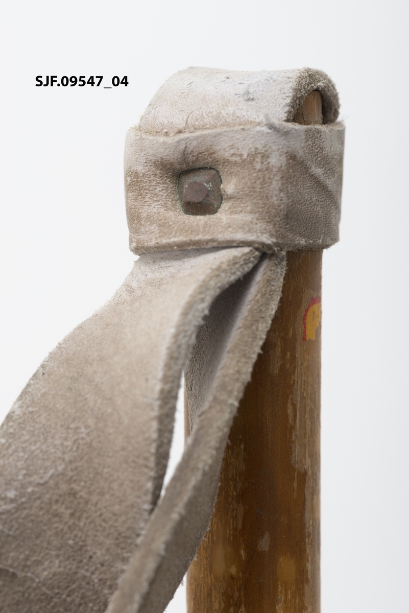 Stavene er av bambus, med messingholk nedesrt under trinsa. Trinseringen holdes sammen av to skinnremseri korsform. I krysningspunktet er staven tredd gjennom. Handreimene er av skinn og festet til toppen av staven med en gjennomgående mutterskrue. 
