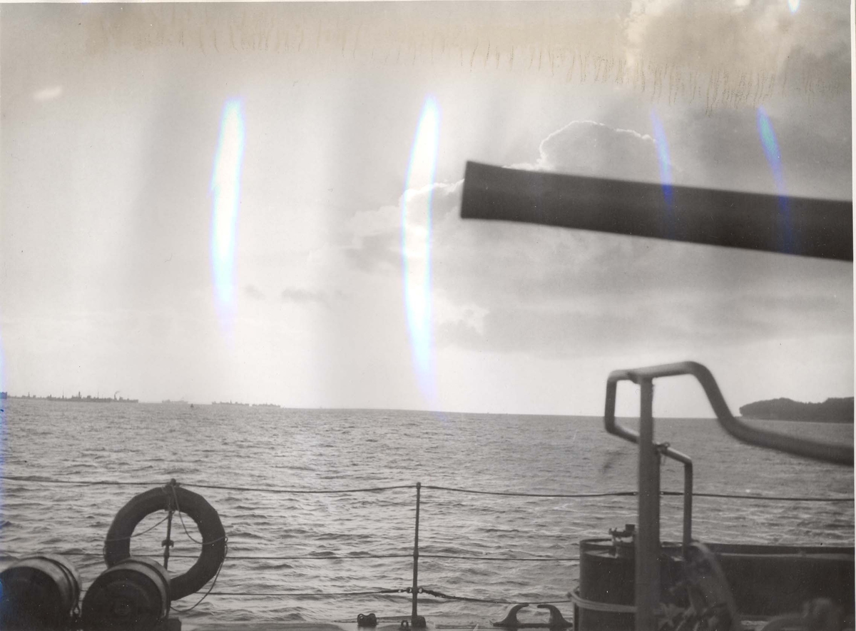 Jageren "Stord" blir overtatt av Den Norske Marine, 26.august 1943. Skipet hilser en konvoi  under jomfruturen.