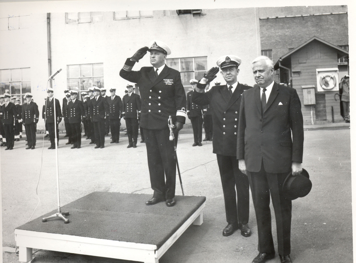 Oslo-kl.- fregatt KNM "Trondheim" , kommandoheis 2. juni 1966, Karljohans vern/Horten Verft. Adm. Brådland hilser ved seremonien. i midten sjef for SFK og verftsdirektøren.